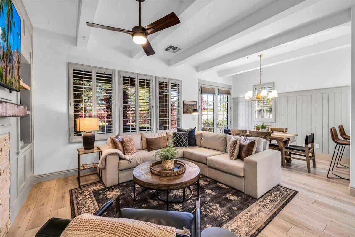 Tv, eldstad och kontor