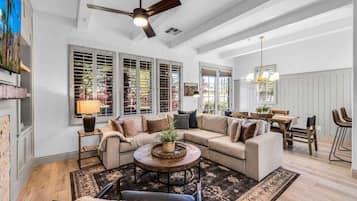 Tv, eldstad och kontor