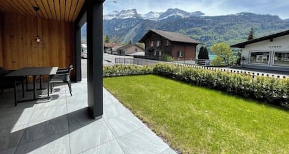 New 3.5 room apartment with chalet interior, terrace and views of the mountains!