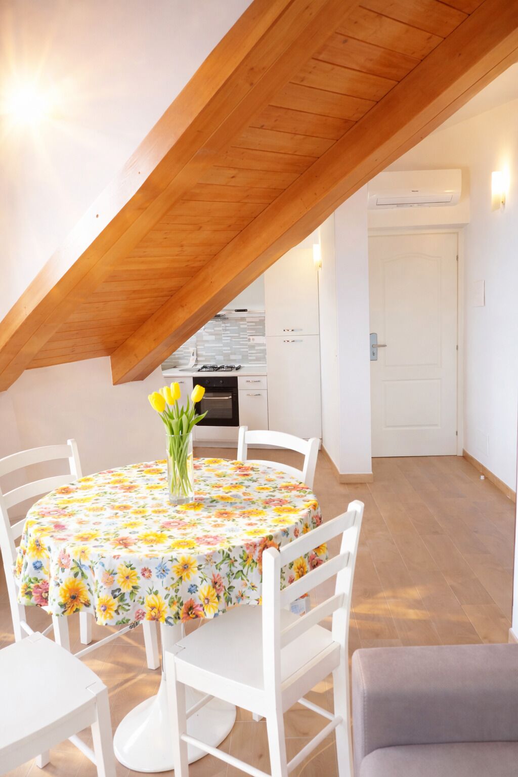 Apartamento real, ar-condicionado, vista para o mar | Área de estar | TV de tela plana