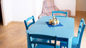 City-Apartment, 1 Schlafzimmer, Klimaanlage, Meerblick | Wohnbereich