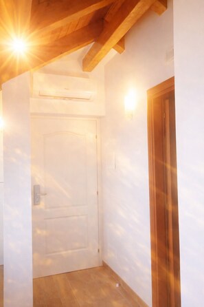 Leilighet – royal, aircondition, sjøutsikt | Oppholdsområde | Flatskjerm-TV