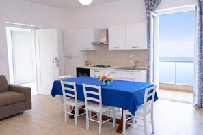 Căn hộ Superior, máy điều hòa, quang cảnh biển | Khu phòng khách | TV màn hình phẳng 