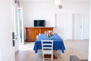 Superior Apartment, Air conditioning, Sea View | Living area | Flat-screen TV - BLOOM Tropea (Ricadi)