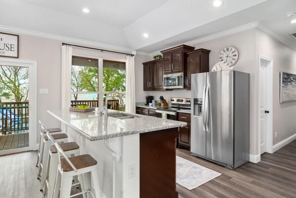 Fridge, microwave, stovetop, dishwasher