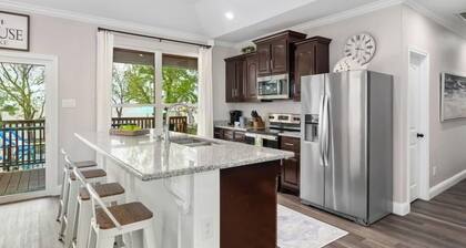 Sunset Swim Lake Front Home Pool, Spa, Deep Water