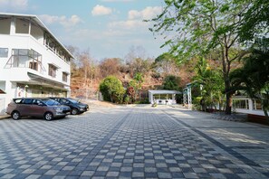 Free self-parking - MGM Whispering Wind's Yelagiri (Tirupattur)