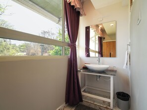 Penthouse - 2 King & 1 Single Bed | Bathroom | Shower, free toiletries, hair dryer, towels