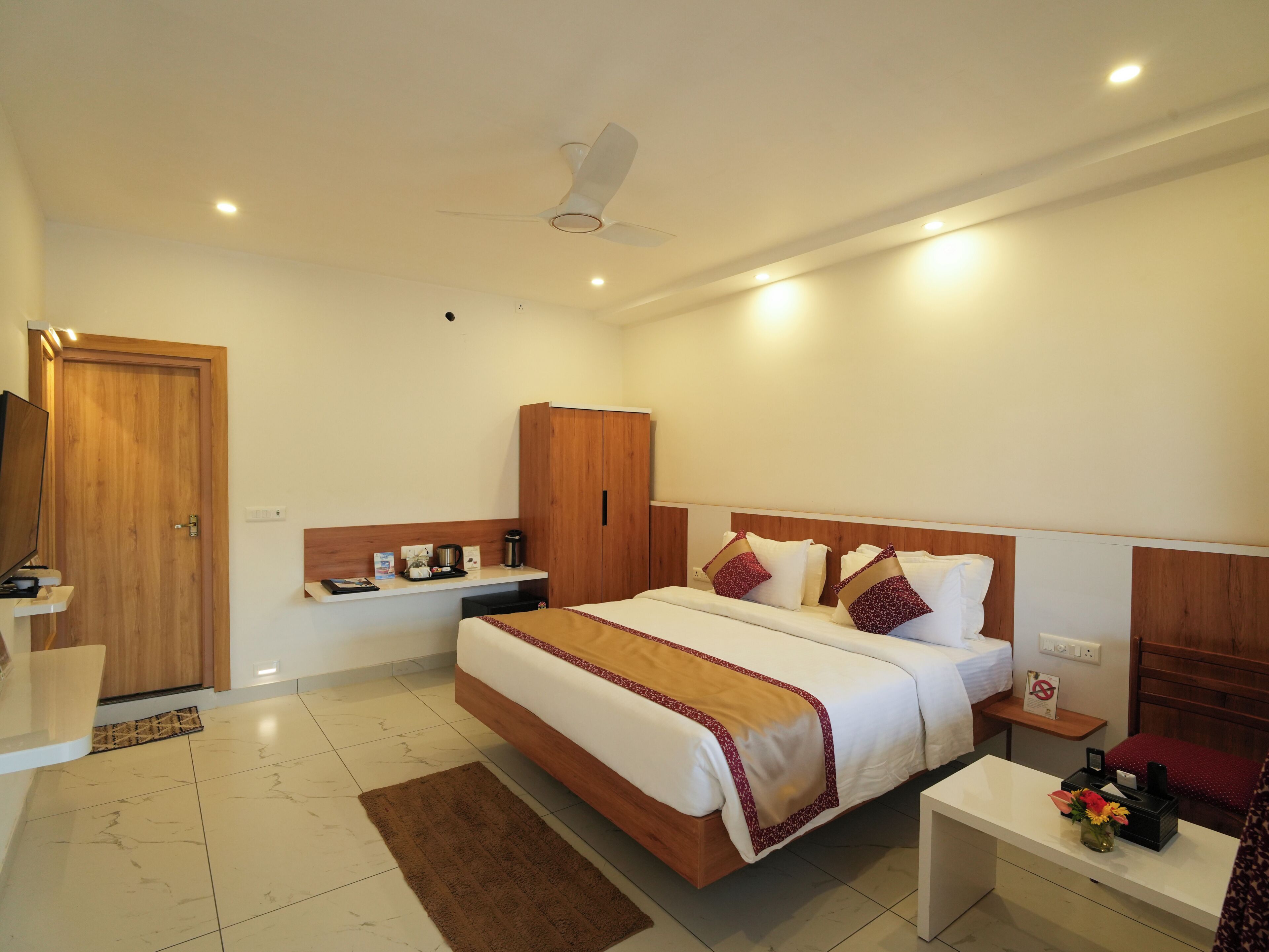 Minibar, desk, laptop workspace, free WiFi