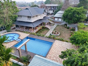 Una piscina al aire libre