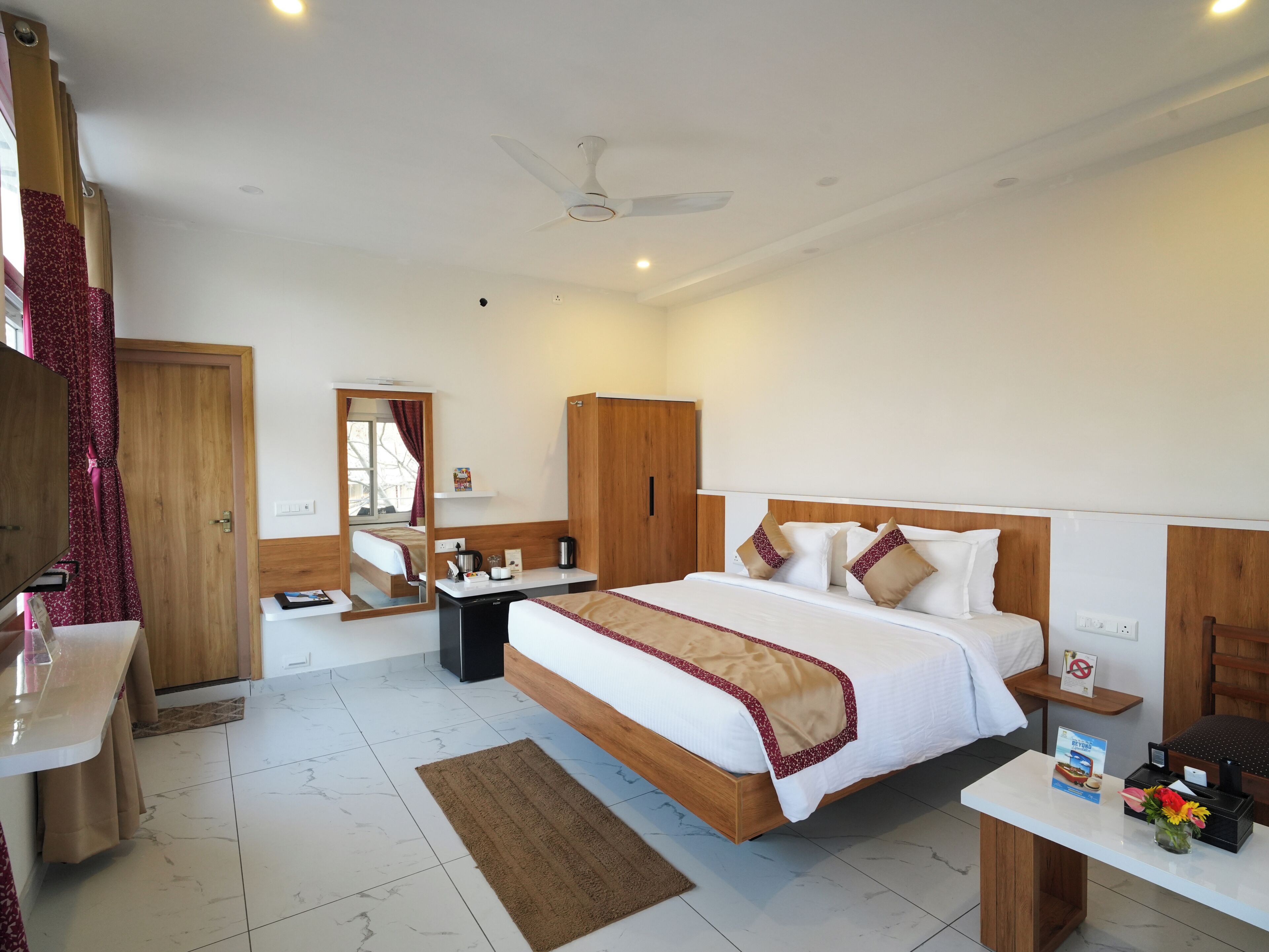 Minibar, desk, laptop workspace, free WiFi