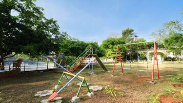 Área de juegos infantiles al aire libre