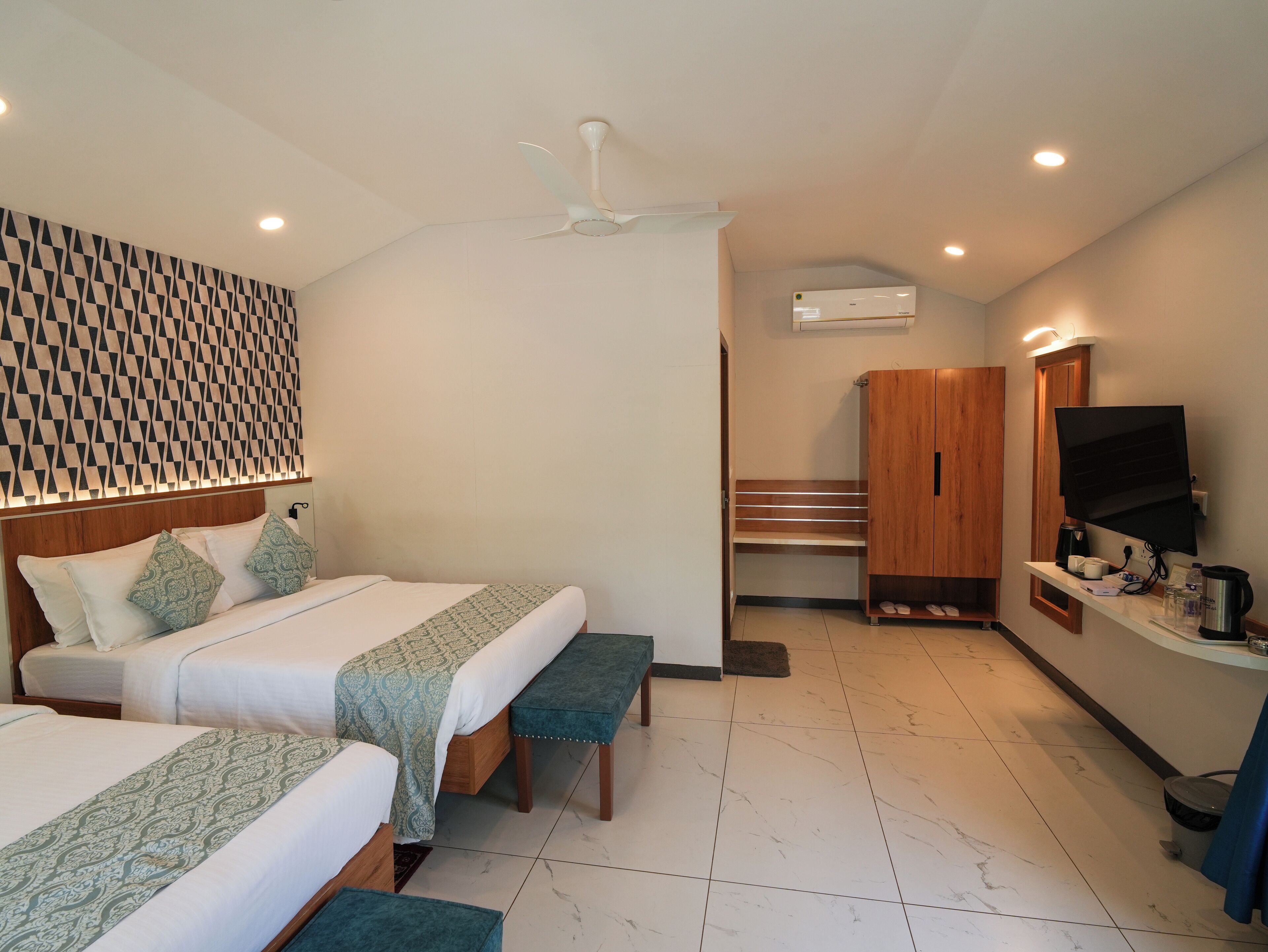 Minibar, desk, laptop workspace, free WiFi