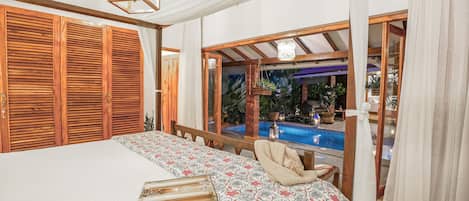 Villa de lujo | Caja de seguridad en la habitación y escritorio