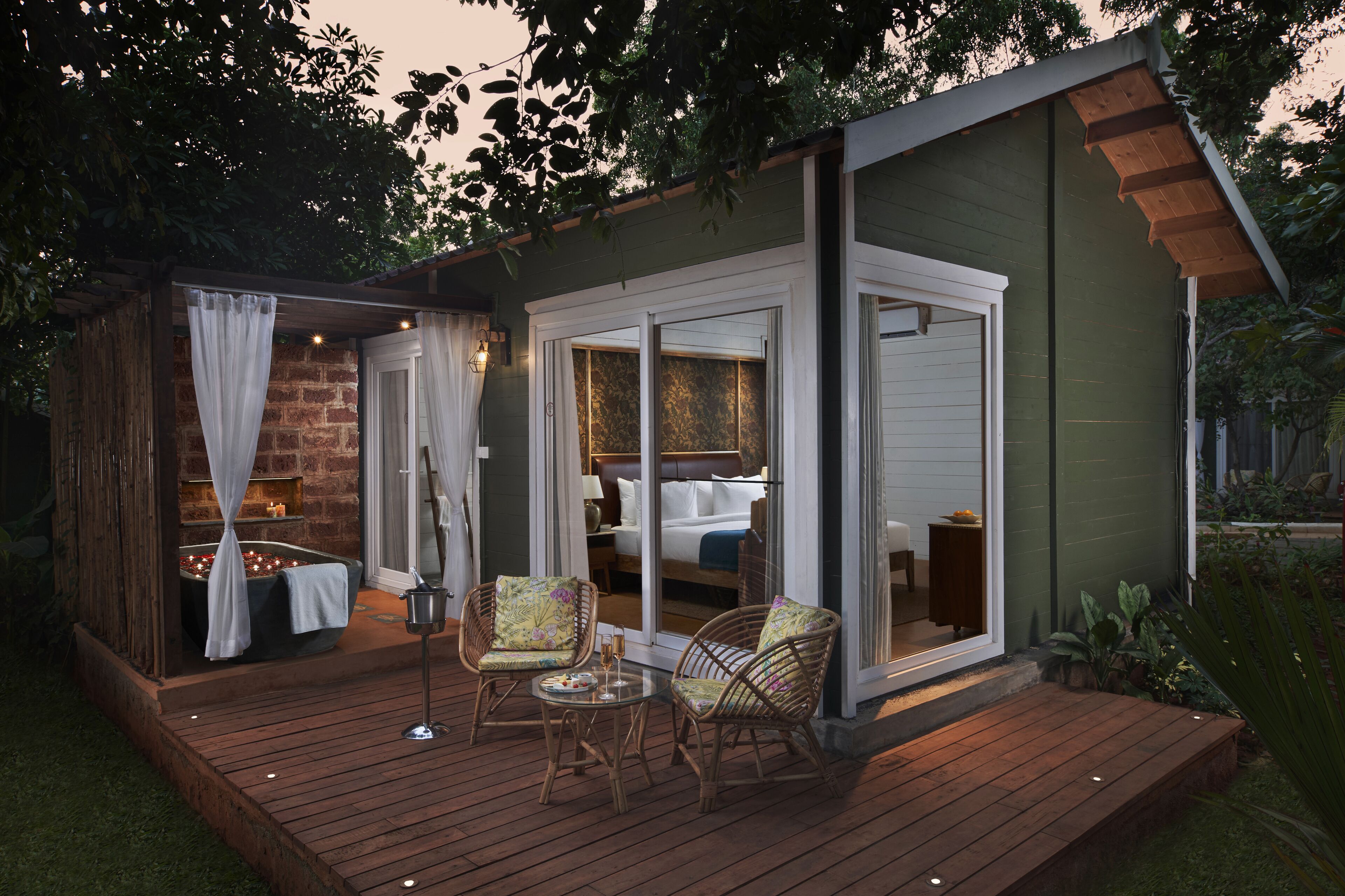 Deluxe Double Room, 1 King Bed,Garden View | Bathroom | Free toiletries, hair dryer, bathrobes, slippers