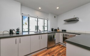 Fridge, microwave, oven, stovetop - City Fringe Convenience + Parking! | Zodiak Stays (Auckland)