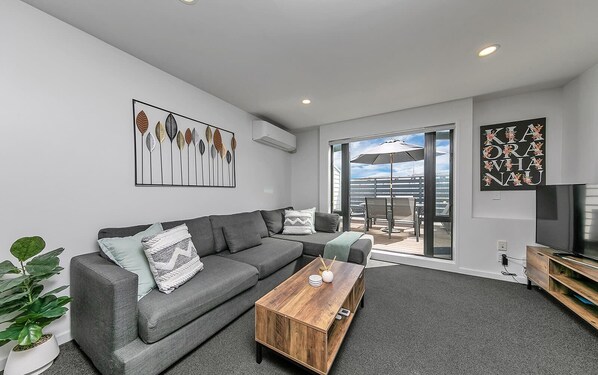 TV, offices - City Fringe Convenience + Parking! | Zodiak Stays (Auckland)