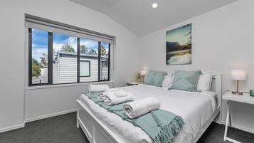 3 bedrooms, desk, iron/ironing board, WiFi