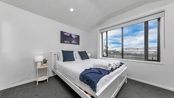 3 bedrooms, desk, iron/ironing board, WiFi