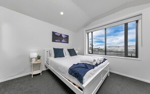 3 bedrooms, desk, iron/ironing board, WiFi - City Fringe Convenience + Parking! | Zodiak Stays (Auckland)