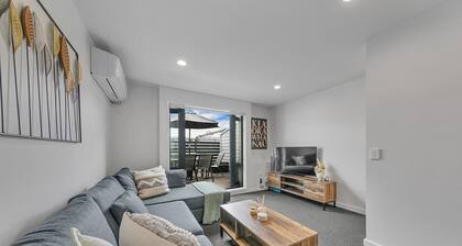 Balcony+Parking 3BR Gem Near Arena | Zodiak Stays