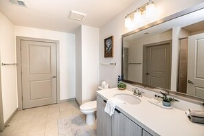 Shower, hair dryer, towels - Charlotte Uptown Fully Furnished Apartments (Charlotte)