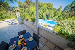 Outdoor dining - Villa Civico 32 Near The Sea With Pool (Carpignano Salentino)