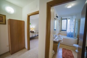 Combined shower/bathtub, hair dryer, bidet, towels - Villa Civico 32-2 Countryside And Pool (Carpignano Salentino)