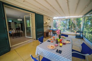 Outdoor dining - Villa Civico 32-2 Countryside And Pool (Carpignano Salentino)