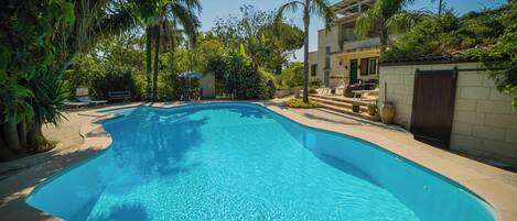 حمّام سباحة خارجي موسمي