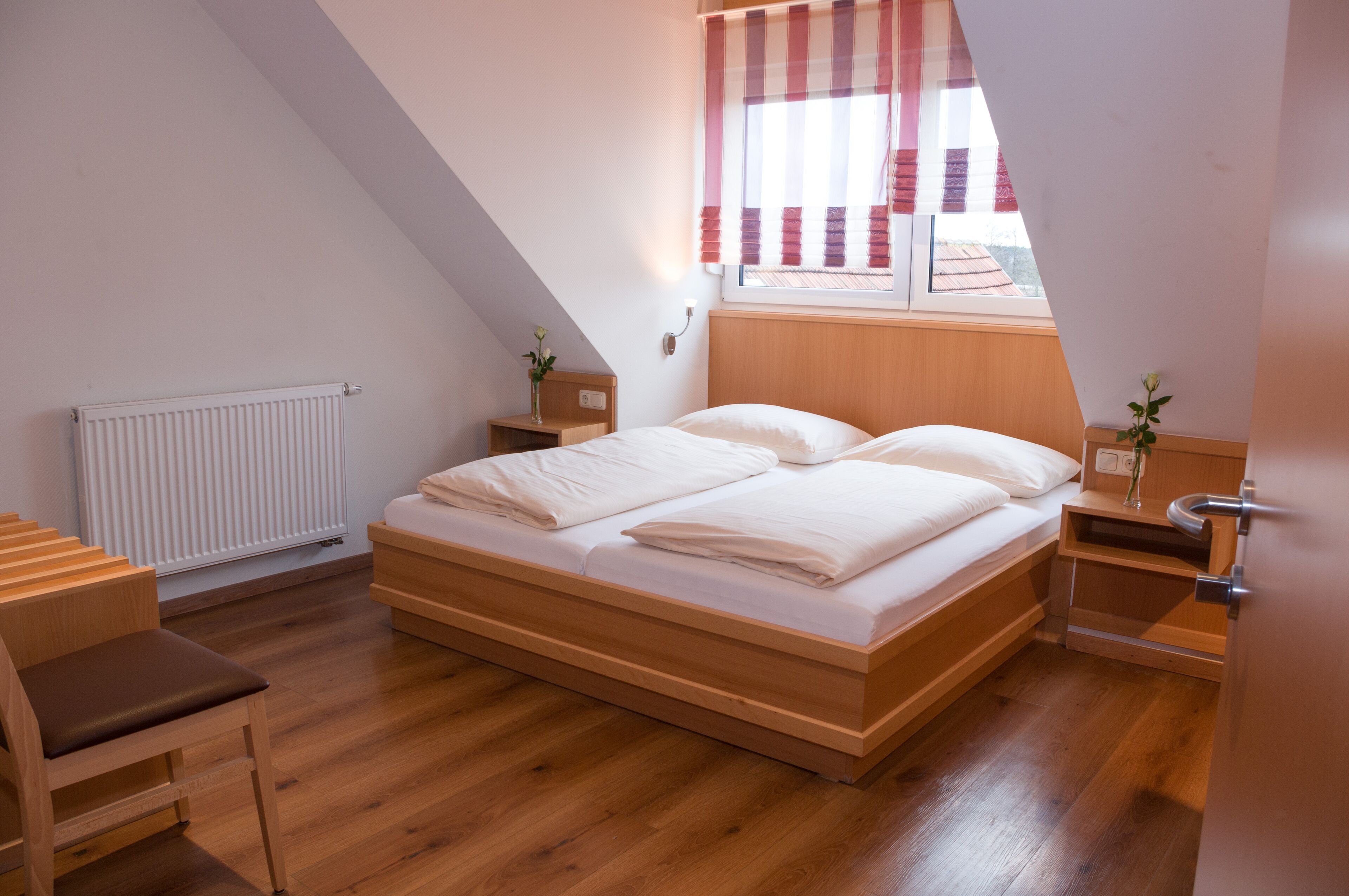 컴포트룸 | 책상, 암막 커튼, 무료 WiFi