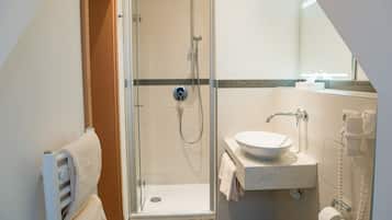 Comfort Triple Room | Bathroom | Hair dryer