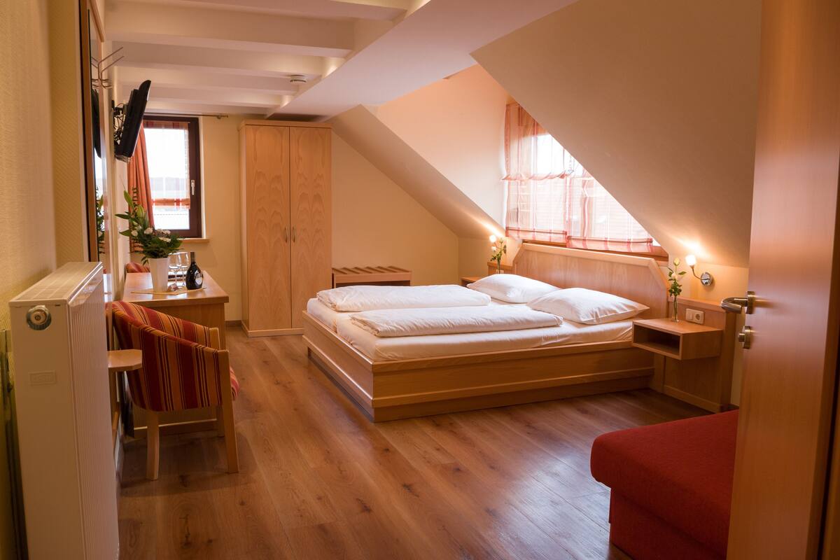 Comfort Room | 1 bedroom, desk, blackout drapes, free WiFi