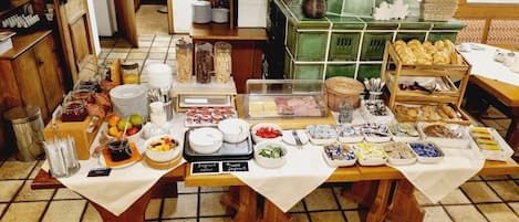 Free daily buffet breakfast
