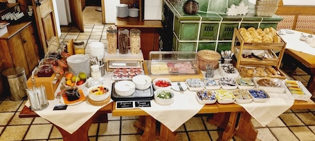 Free daily buffet breakfast