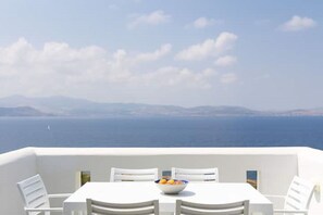 Outdoor dining - Elanora Villa
(Stelida)