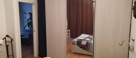 1 chambre, fer et planche à repasser, draps fournis