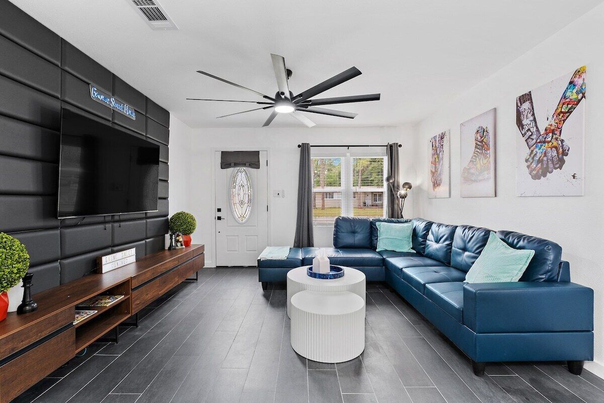 Modern Design 3 bed 2 bath * Dog Friendly * 3 Miles to Downtown