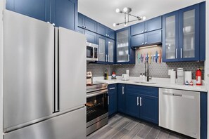 Réfrigérateur, four à micro-ondes, un four, surface de cuisson