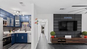 Private kitchen - Modern Design 3 bed 2 bath * Dog Friendly * 3 Miles to Downtown (Pensacola)
