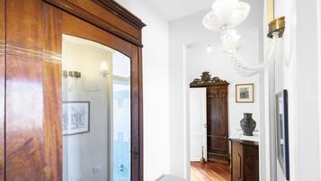 Suite Egle | 1 slaapkamer, donzen dekbedden, een minibar, een strijkplank/strijkijzer