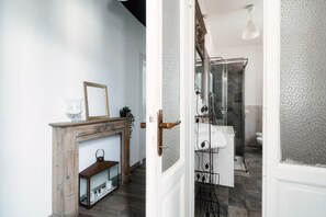 Departamento | Baño | Regadera, bidet, toallas, jabón 