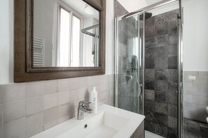 Appartement | Salle de bain | Douche, bidet, serviettes fournies, savon