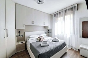 2 slaapkamers, een bureau, een strijkplank/strijkijzer, reisbedje