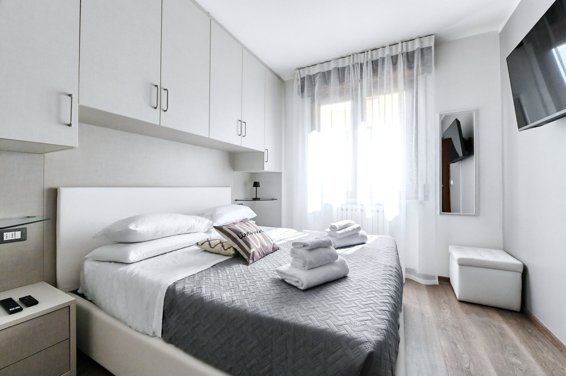 2 habitaciones, tabla de planchar con plancha y cuna de viaje 