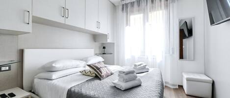 2 habitaciones, tabla de planchar con plancha y cuna de viaje