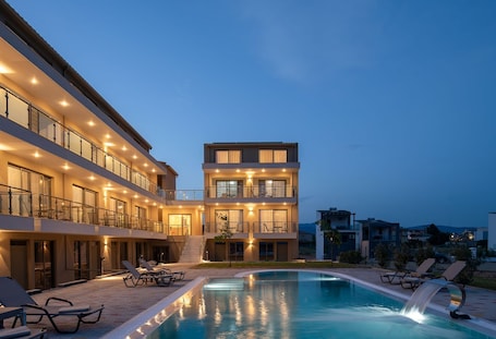 Una piscina al aire libre