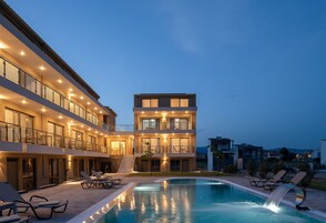 Una piscina al aire libre