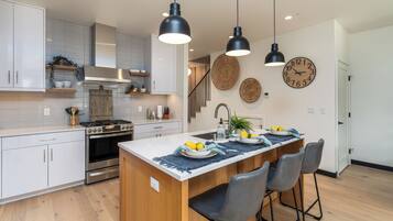 Fridge, oven, stovetop, dishwasher