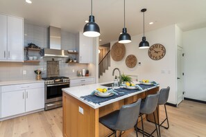 Jääkaappi, uuni, liesi, astianpesukone